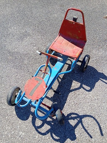 Ancienne voiture pédales - ancienne, a